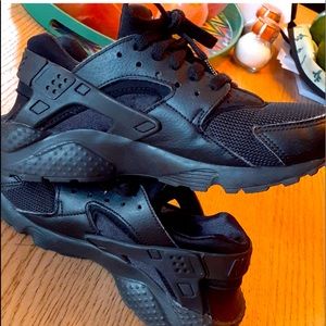 Nike Air Huarache Black on black 4.5Y